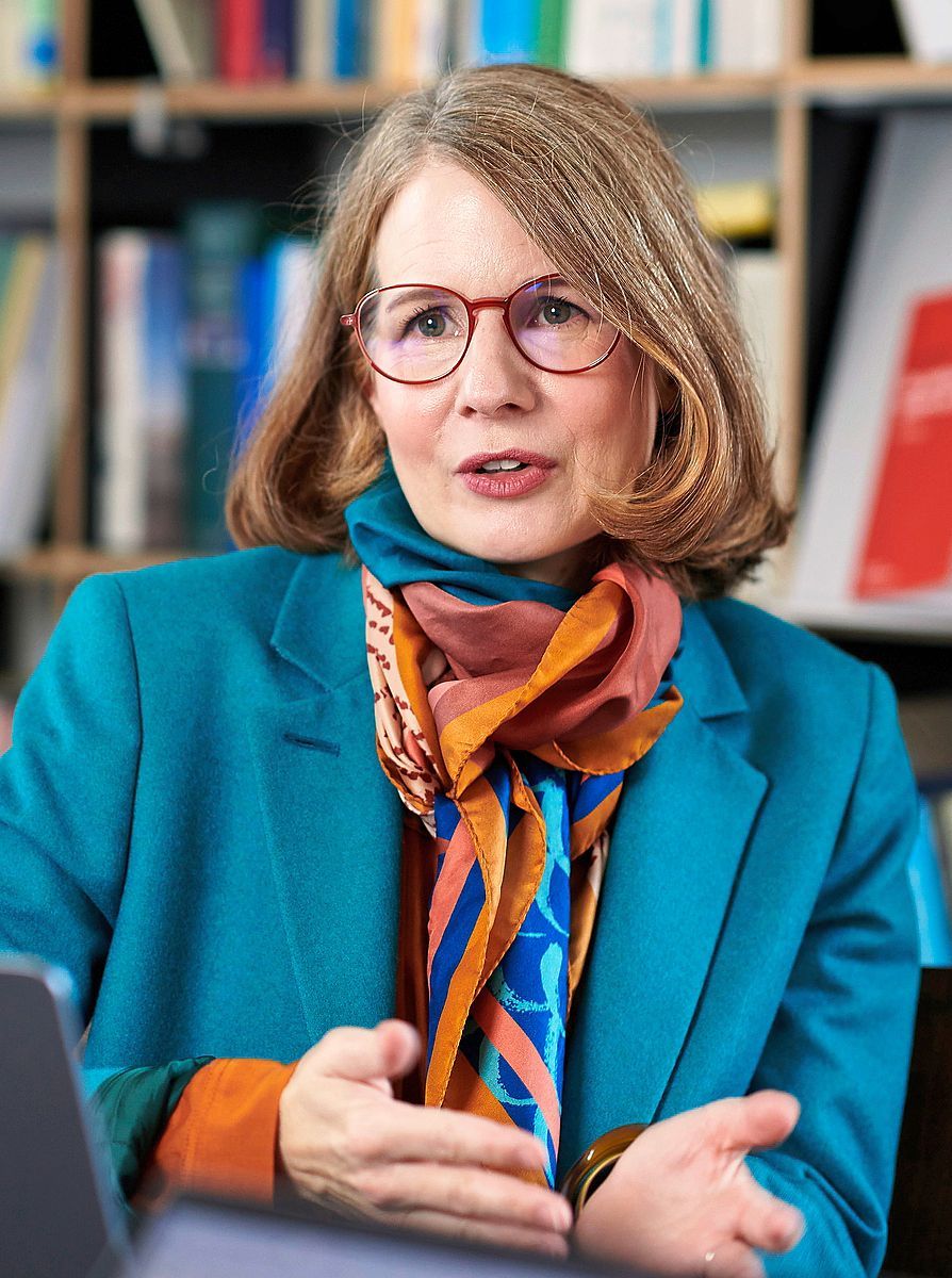 Sarah Bütikofer Sotomo Sarah Bütikofer erklärt etwas.