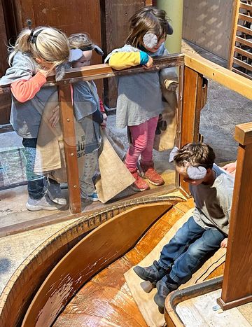 Ein Kind im Mäusekostüm will die Rutschbahn runtersausen.