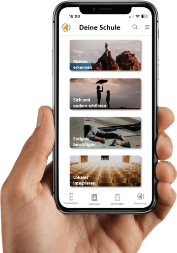 Eine Hand hält das Handy mit der Krisenkompass-App in die Kamera.