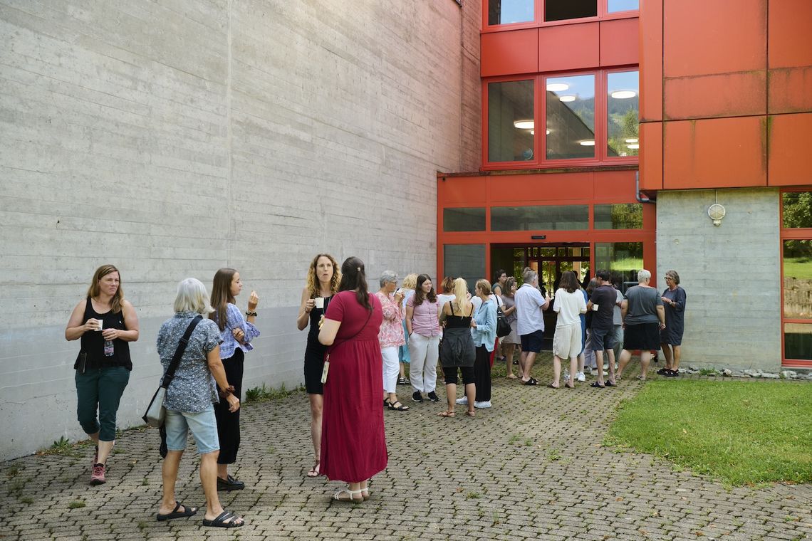 Lehrpersonen tauschen sich aus.