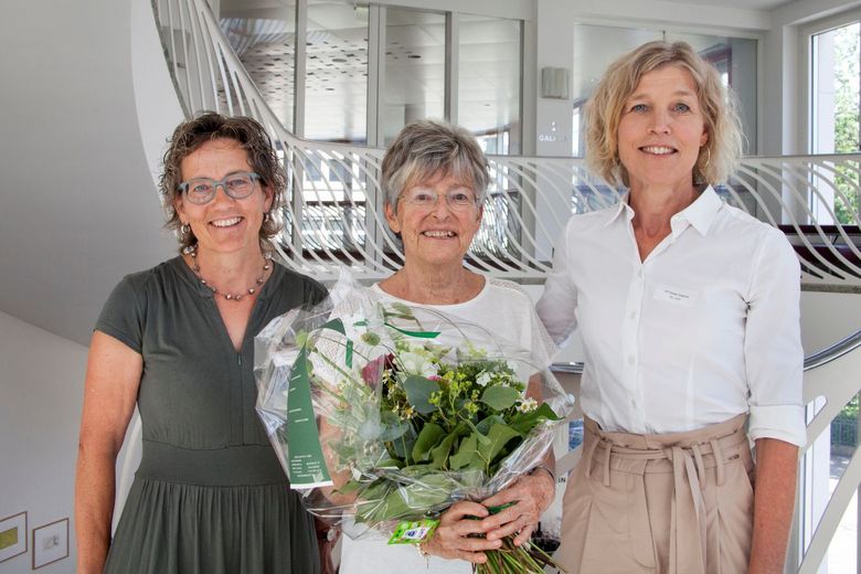 VDaZ-Vizepräsidentin Madeleine Bacher und VDaZ-Aktuarin Mirjam Rischatsch stehen neben LCH-Präsidentin Dagmar Rösler. Bacher steht in der Mitte der anderen Frauen und hält einen Blumenstrauss.