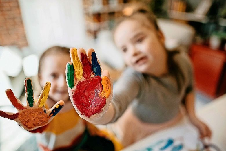 Zwei Kinder halten ihre mit Farbe beschmierten Hände ist Bild. Foto: istock/StefaNikolic