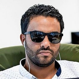 Mo Sherif trägt eine Sonnenbrille.