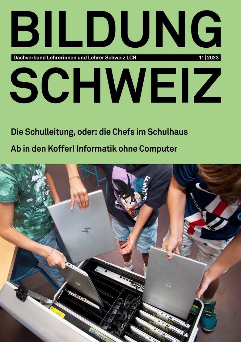 Bildung Schweiz zeigt auf dem Cover Kinder, die ihre Laptops wegräumen.