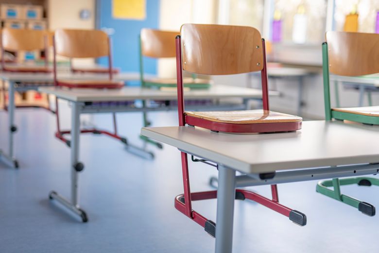Ein aufgestuhltes Schulzimmer.