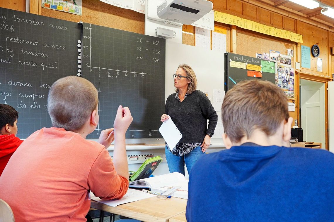 Lehrerin Aglaia Gallmann steht vor ihrer Klasse.