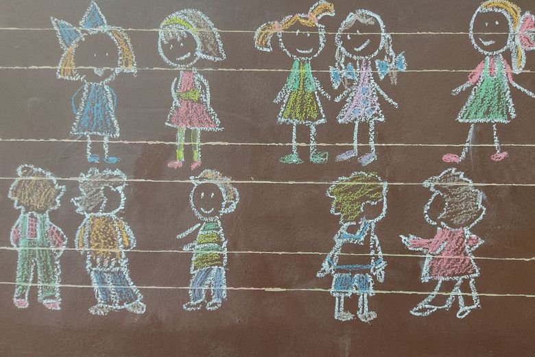 Childrens drawing on the blackboard. Back to school Kreidezeichnung von Kindern auf Wandtafel