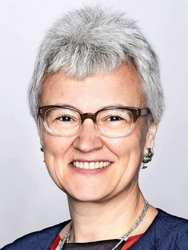 Frau mit grauem kurzen Haar.