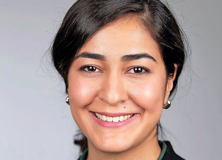 Porträt einer Frau mit schwarzen Haaren