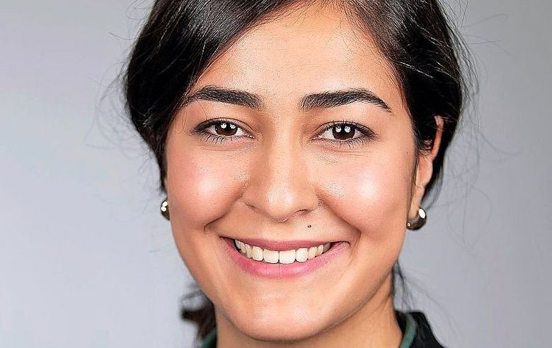 Porträt einer Frau mit schwarzen Haaren