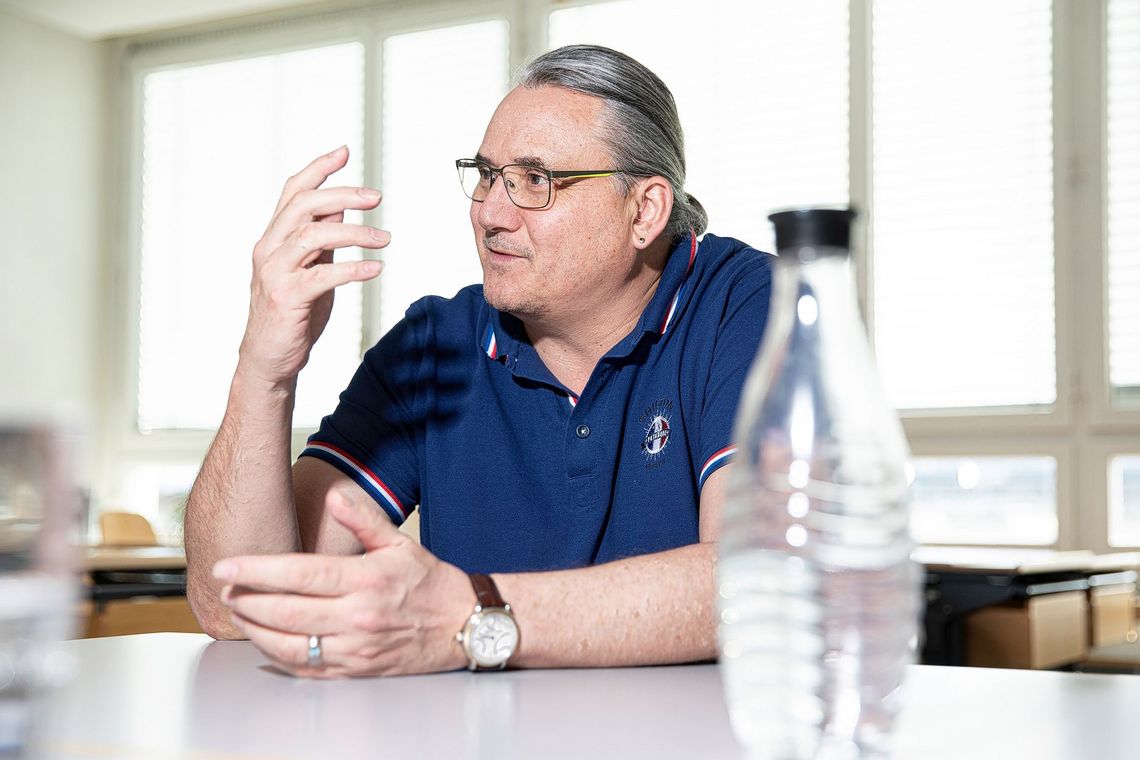 Klassen- und Kung-Fu-Lehrer Eichenberger in ein Gespräch über Gewalt an der Schulevertieft. 