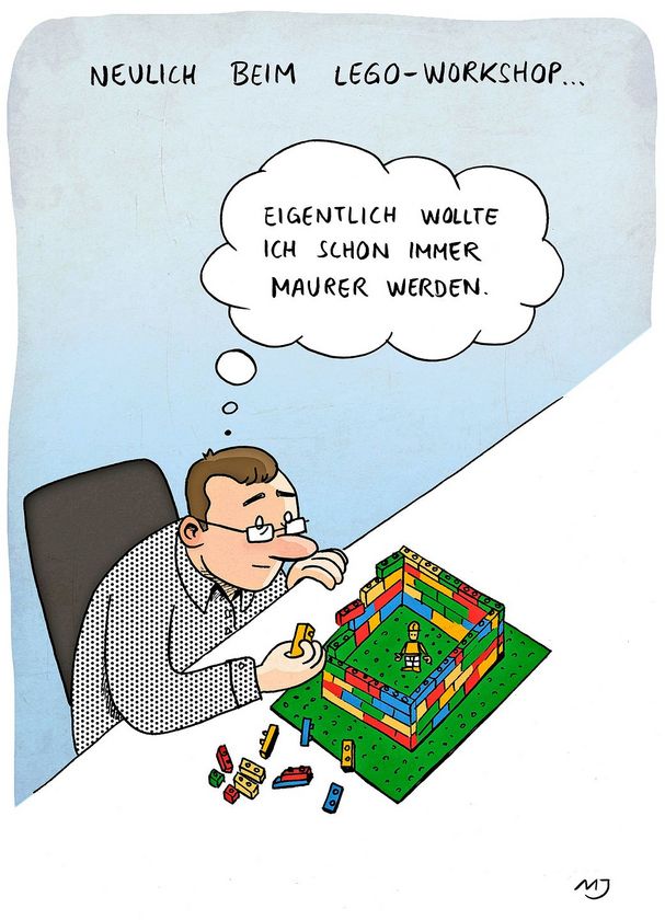 CARTOON: Ein Lehrer sitzt konzentriert vor einem Legobausatz. Er erinnert sich, wie er eigentlich Maurer werden wollte.