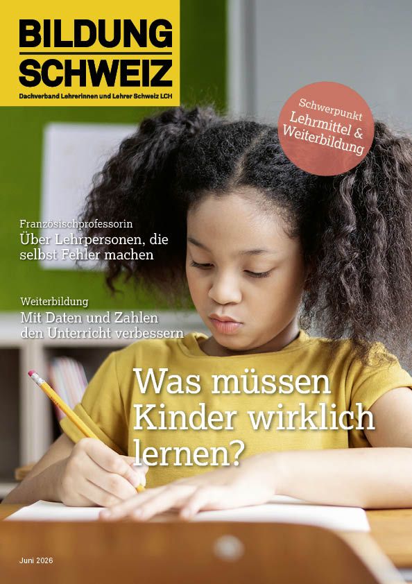 Auf dem Cover von Bildung Schweiz ist ein Mädchen zu sehen, das konzentriert Aufgaben löst.