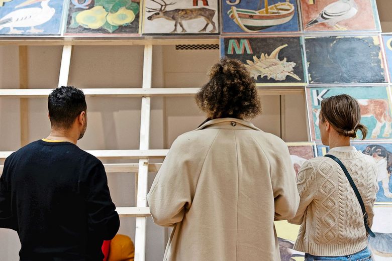 Widerstände Schülerinnen und Schüler vor dem besagten Wandbild.