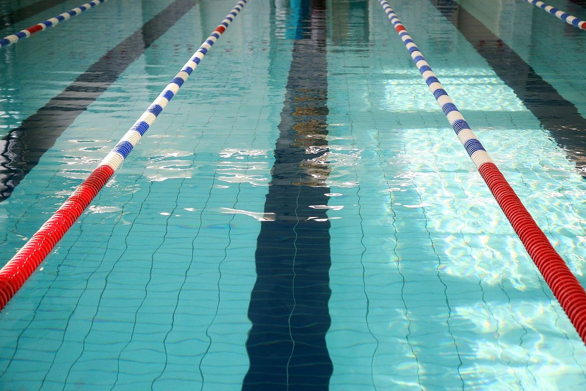 Symbolbild, das den Pool eines Hallenbads zeigt.