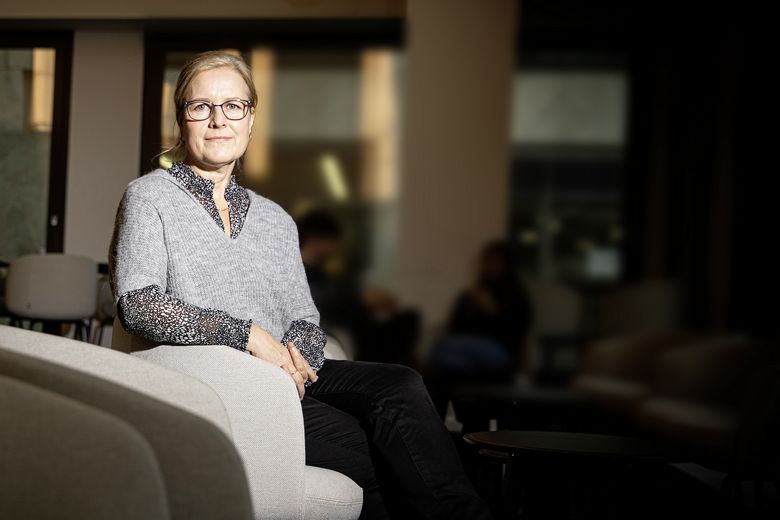 Yvonne Vogel sitzt in einem Sessel.