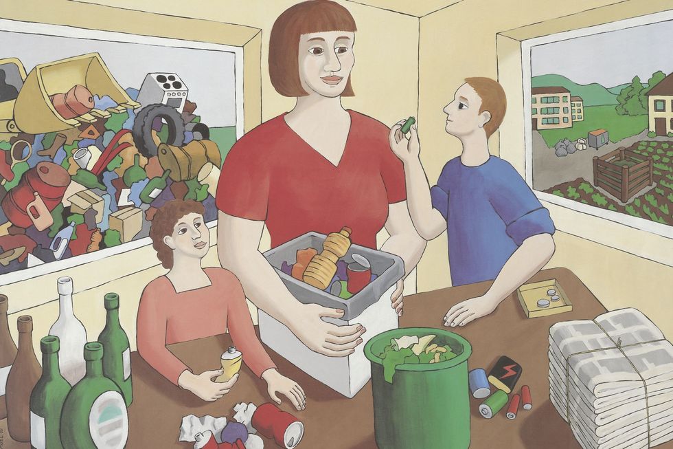 Eine Frau und zwei Kinder an einem Tisch, auf dem sich Flaschen, Konservendosen, Batterien und Zeitungen befinden.