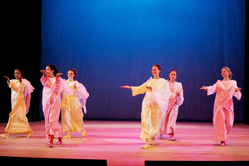 Kinder praktizieren Eurythmie