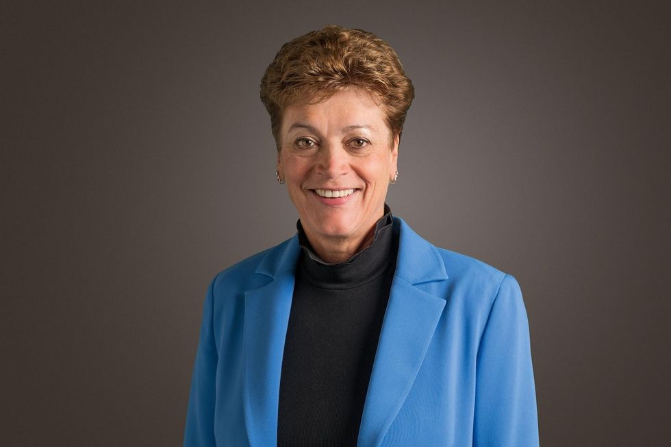 Silvia Steiner trägt einen blauen Blazer.