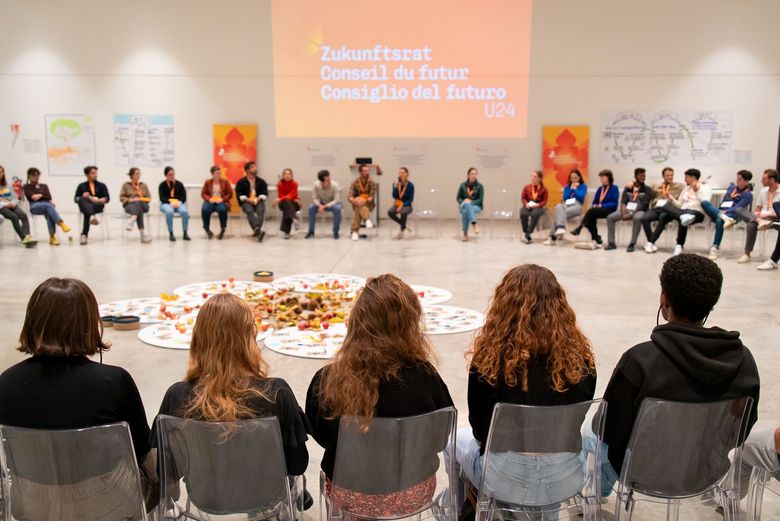Die Teilnehmenden des Zukunftsrats sitzen in einem grossen Kreis und diskutieren. Es ist eines von mehreren Treffen, das Anfang November 2023 in Locarno stattfand. Foto: Dimitri Brooks