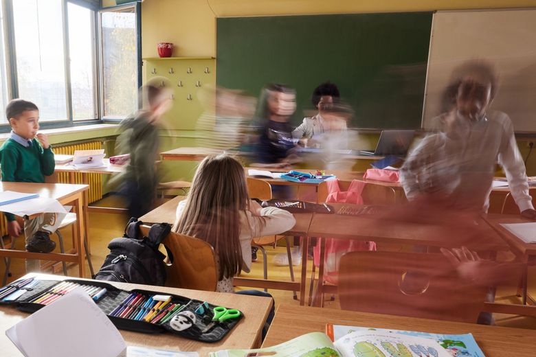 Szene in einem Klassenzimmer mit verschwommener Bewegung.
