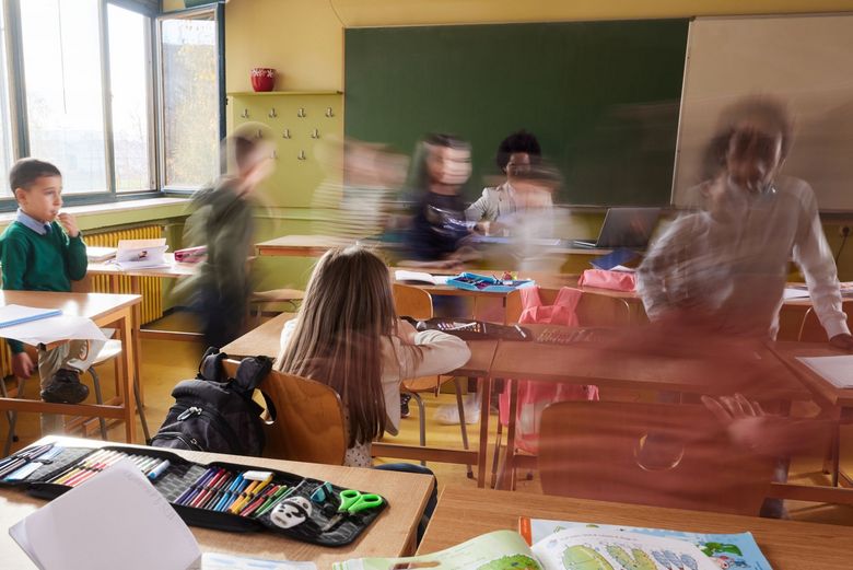 Szene in einem Klassenzimmer mit verschwommener Bewegung.