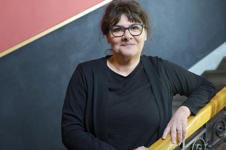 Ursula Bähler, Professorin für französische Literatur, lehnt an einem Treppengeländer.