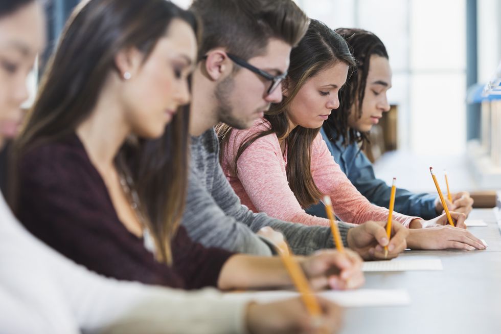 Schülerinnen und Schüler schreiben eine Prüfung