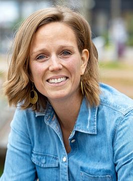 Katja Stäheli lächelt.