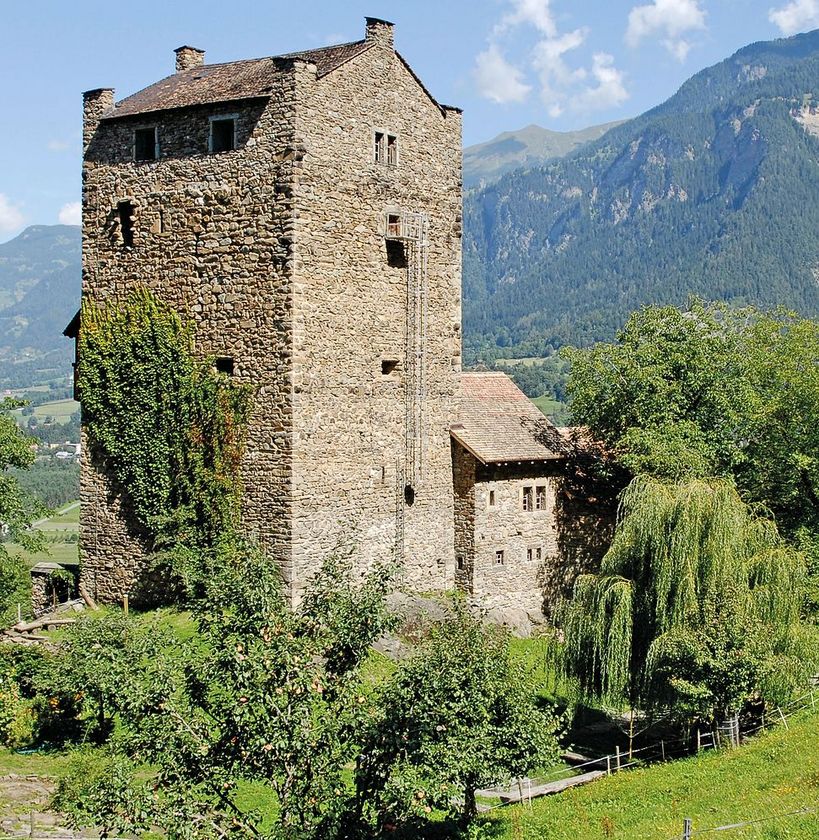 Burgfried in Berglandschaft