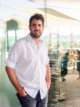 Mann in weissem Hemd.