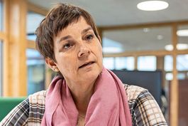 Eine Lehrerin in Nahaufnahme spricht mit einem Gegenüber (nicht sichtbar).