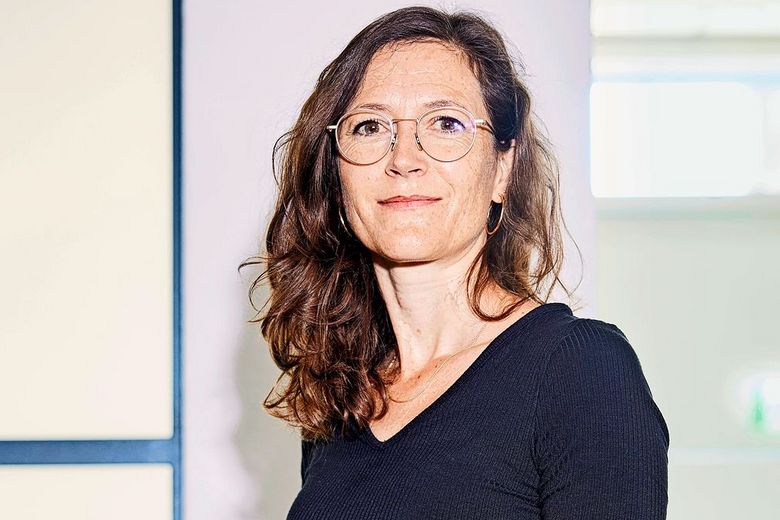 Frau mit Brille und braunem Haar.