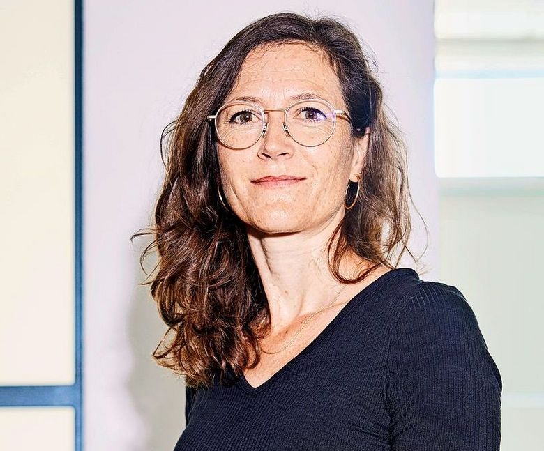 Frau mit Brille und braunem Haar.
