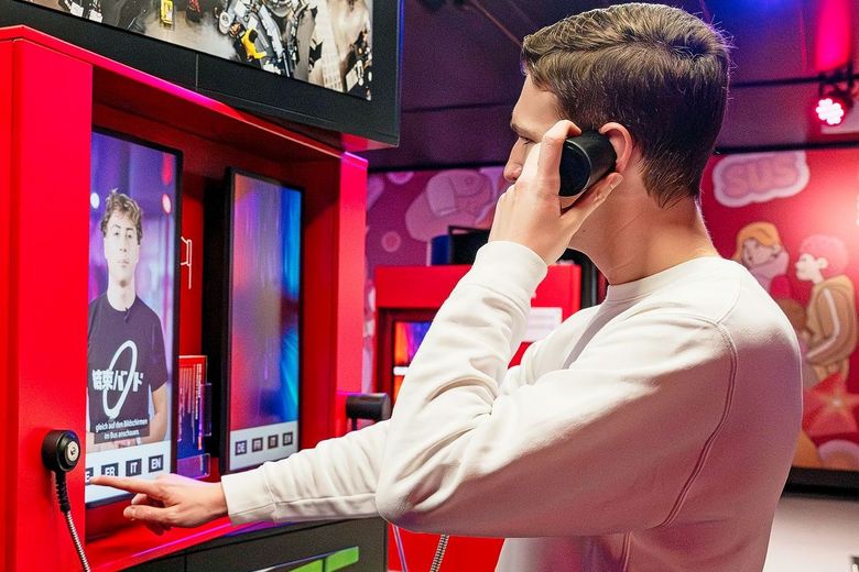 Ein Jugendlicher schaut sich ein Nachrichtenvideo an.