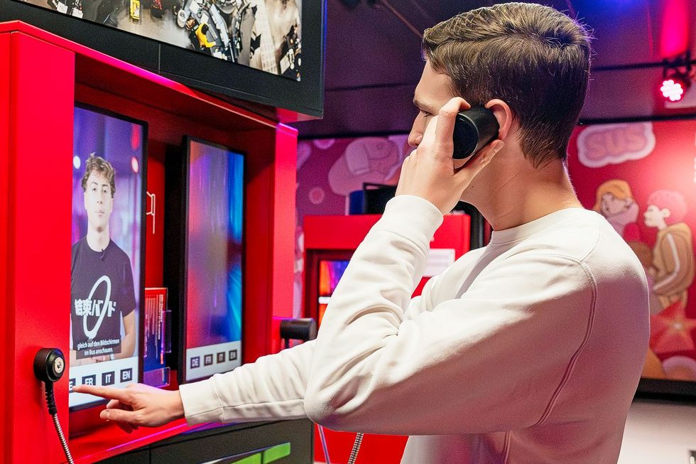 Ein Jugendlicher schaut sich ein Nachrichtenvideo an.