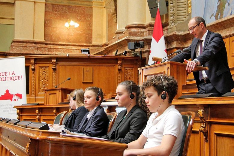Jugendliche sitzten im Bundeshaus, wo normalerweise gewählte Volksvertreter und Volksvertreterinnen sitzen.