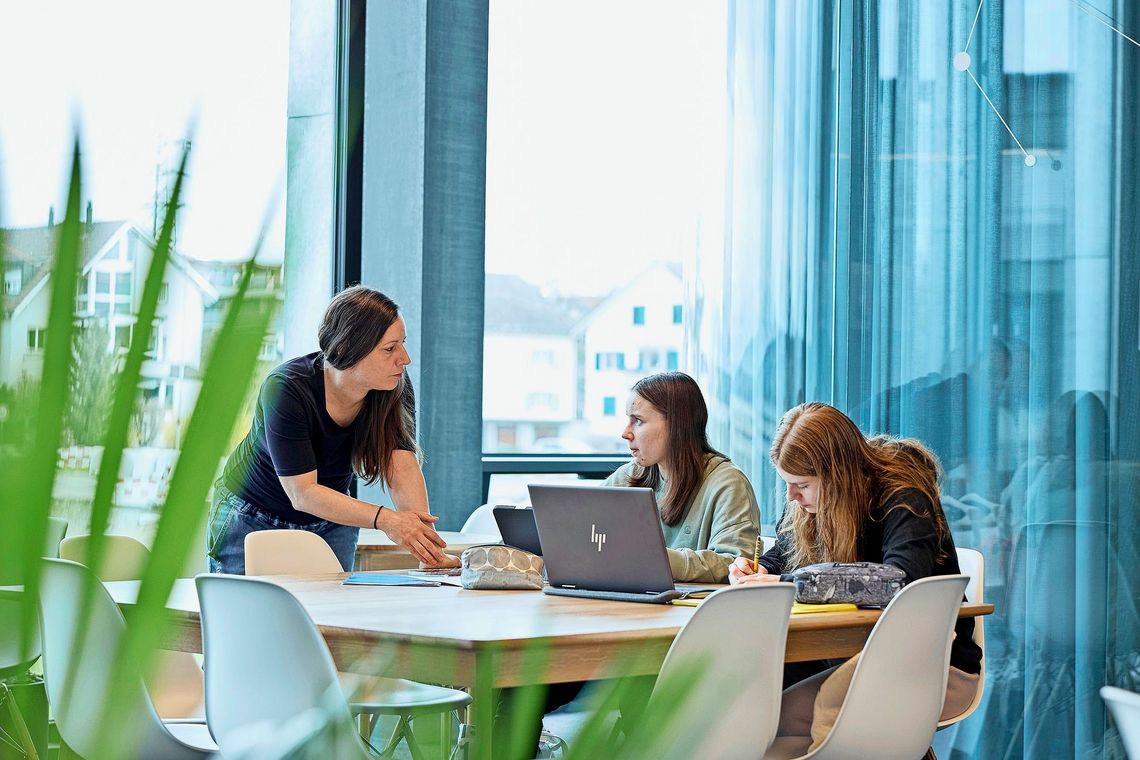 Junge Sportlerinnen werden gecoacht.