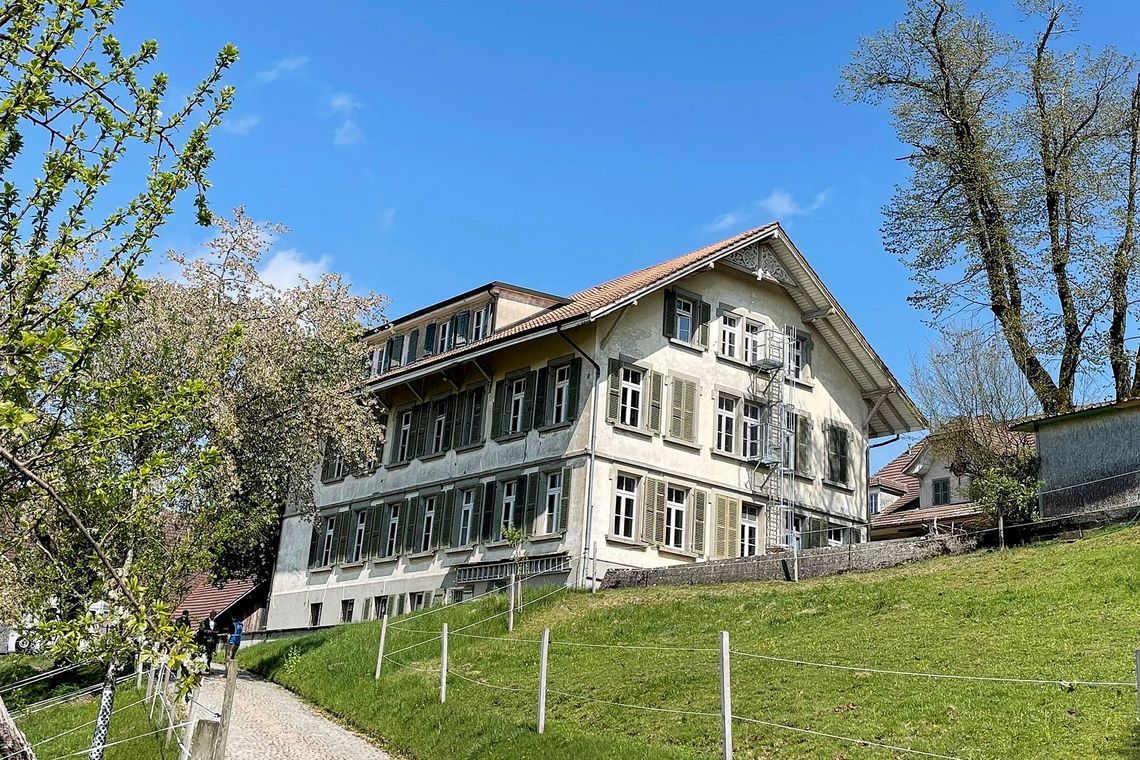 Ein Haus steht auf einem Hügel.