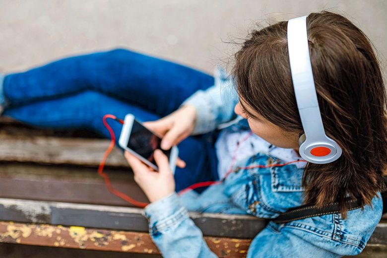 Ein Mädchen benutzt ihr Mobiltelefon.