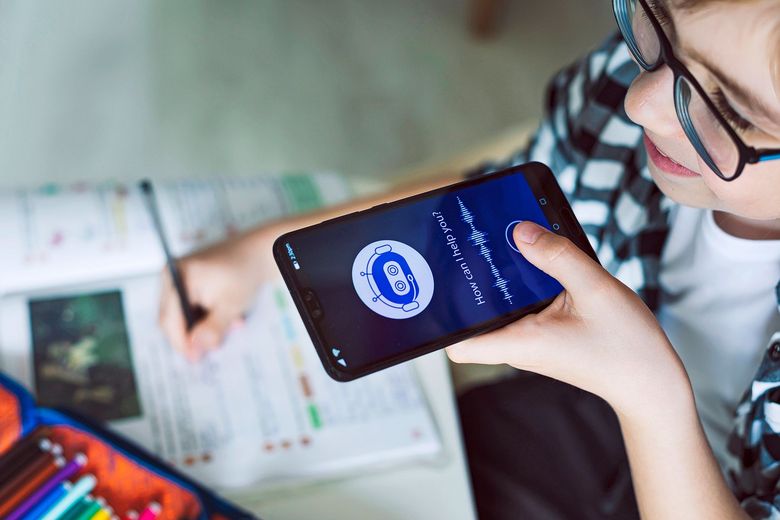 Ein Kind hält ein Smartphone, auf dem das Bild eines Chatbots zu sehen ist.