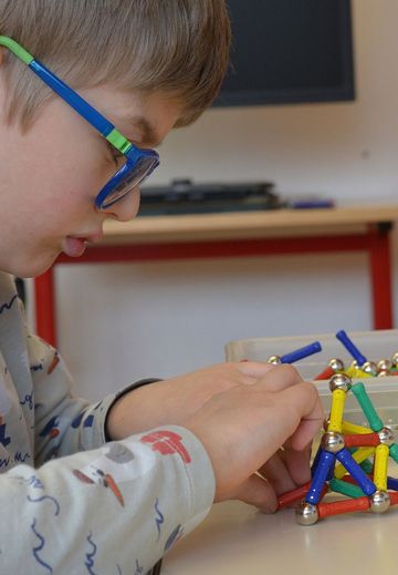 Ein Junge arbeitet mit einem 3-D-Modell.