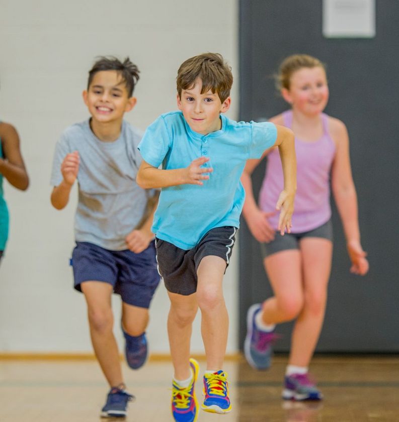 Kinder beim Sport.
