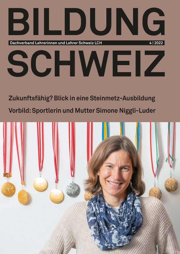 BILDUNG SCHWEIZ 4 | 2022 Cover der Aprilausgabe 2022 von BILDUNG SCHWEIZ zeigt die Orientierungsläuferin Simone Niggli-Luder vor ihrer Medaillensammlung.