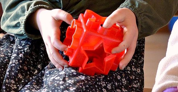 Kinder singen im Kreis.