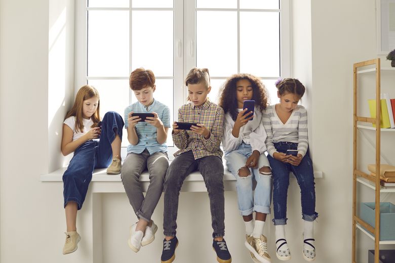 Children of different nationalities play online games or read social networks on mobile phones. Children of different nationalities play online games or read social networks on mobile phones.