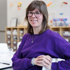 Porträt von Claudia Thöny.