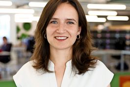 Frau in weisser Bluse.