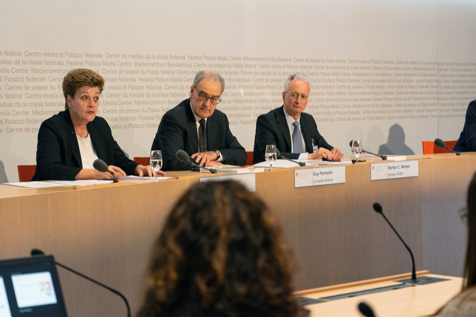 Silvia Steiner, Guy Parmelin und Stefan Wolter an einer Pressekonferenz.