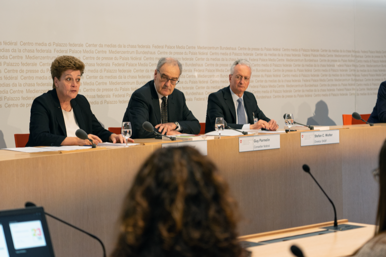 Silvia Steiner, Guy Parmelin und Stefan Wolter an einer Pressekonferenz.